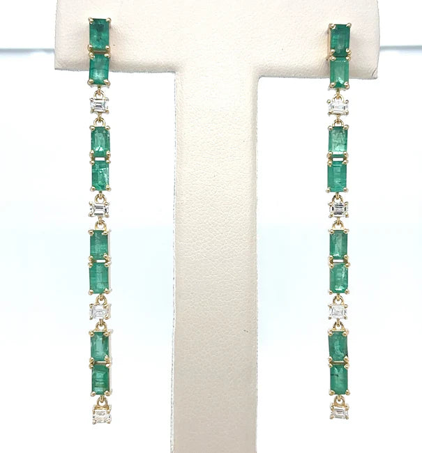 18KT YELLOW GOLD EMERALD AND DIAMONDS EARRING