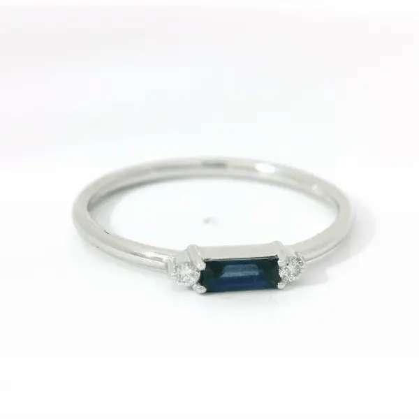 18KT WHITE GOLD BLUE SAPPHIRE AND DIAMOND RING