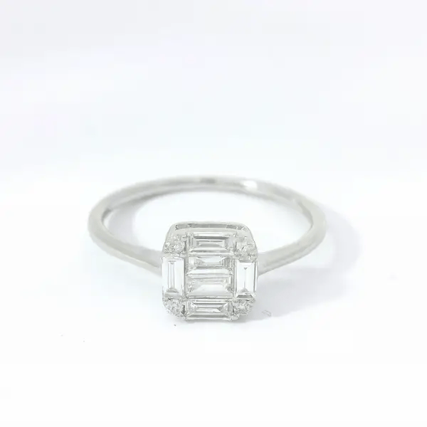 18KT WHITE GOLD DIAMOND RING