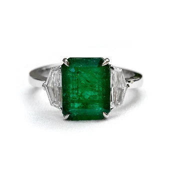 18KT WHITE GOLD EMERALD AND DIAMONDS RING