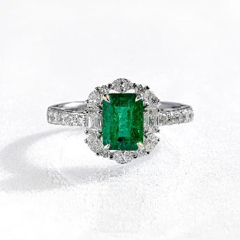 18KT WHITE GOLD EMERALD AND DIAMONDS RING