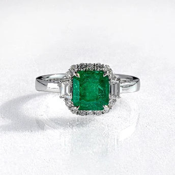 18KT WHITE GOLD EMERALD AND DIAMONDS RING