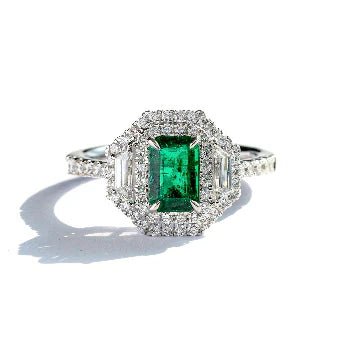18KT WHITE GOLD EMERALD AND DIAMONDS RING