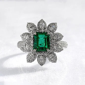 18KT WHITE GOLD EMERALD AND DIAMONDS RING