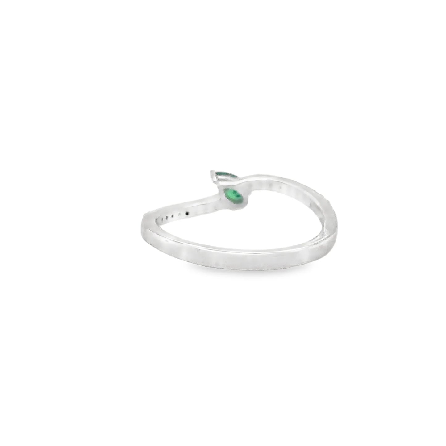 14KT WHITE GOLD EMERALD AND DIAMONDS RING