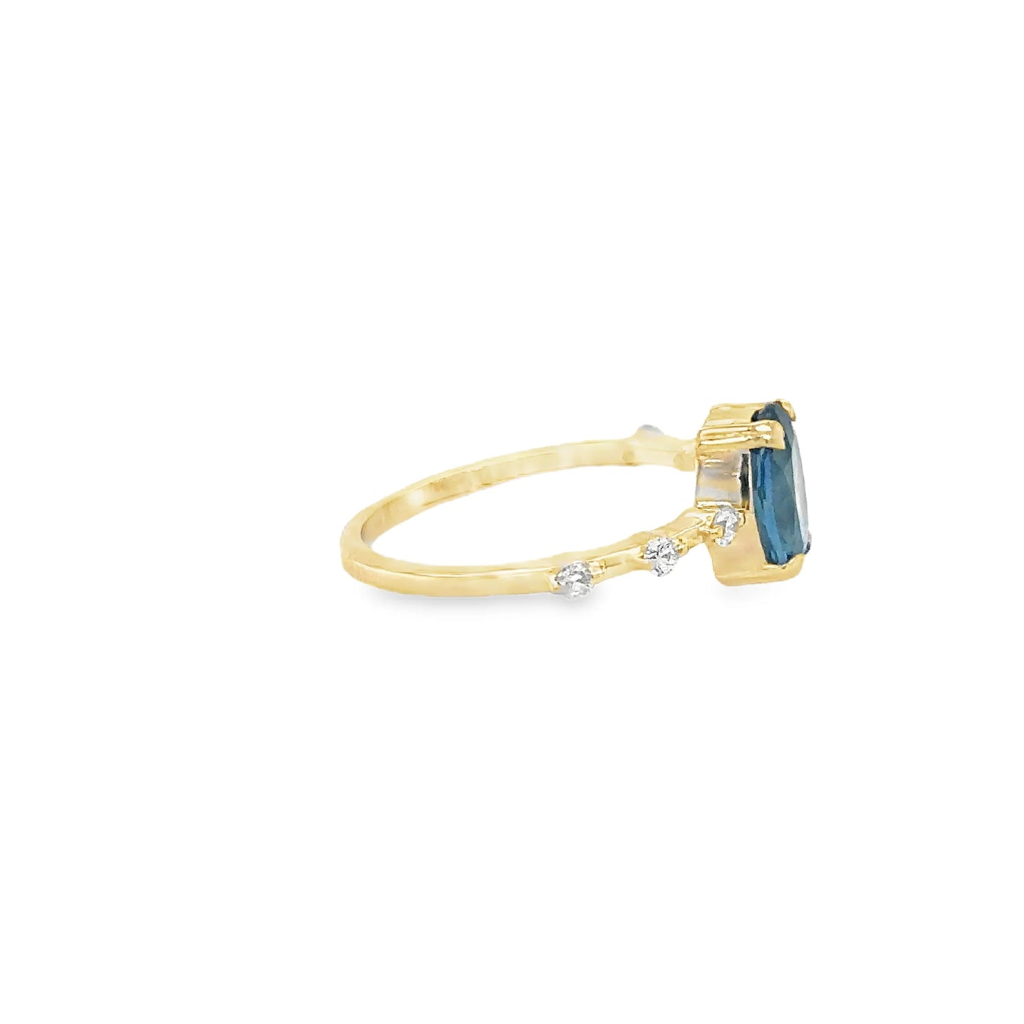 14KT YELLOW GOLD TOPAZ AND DIAMONDS RING