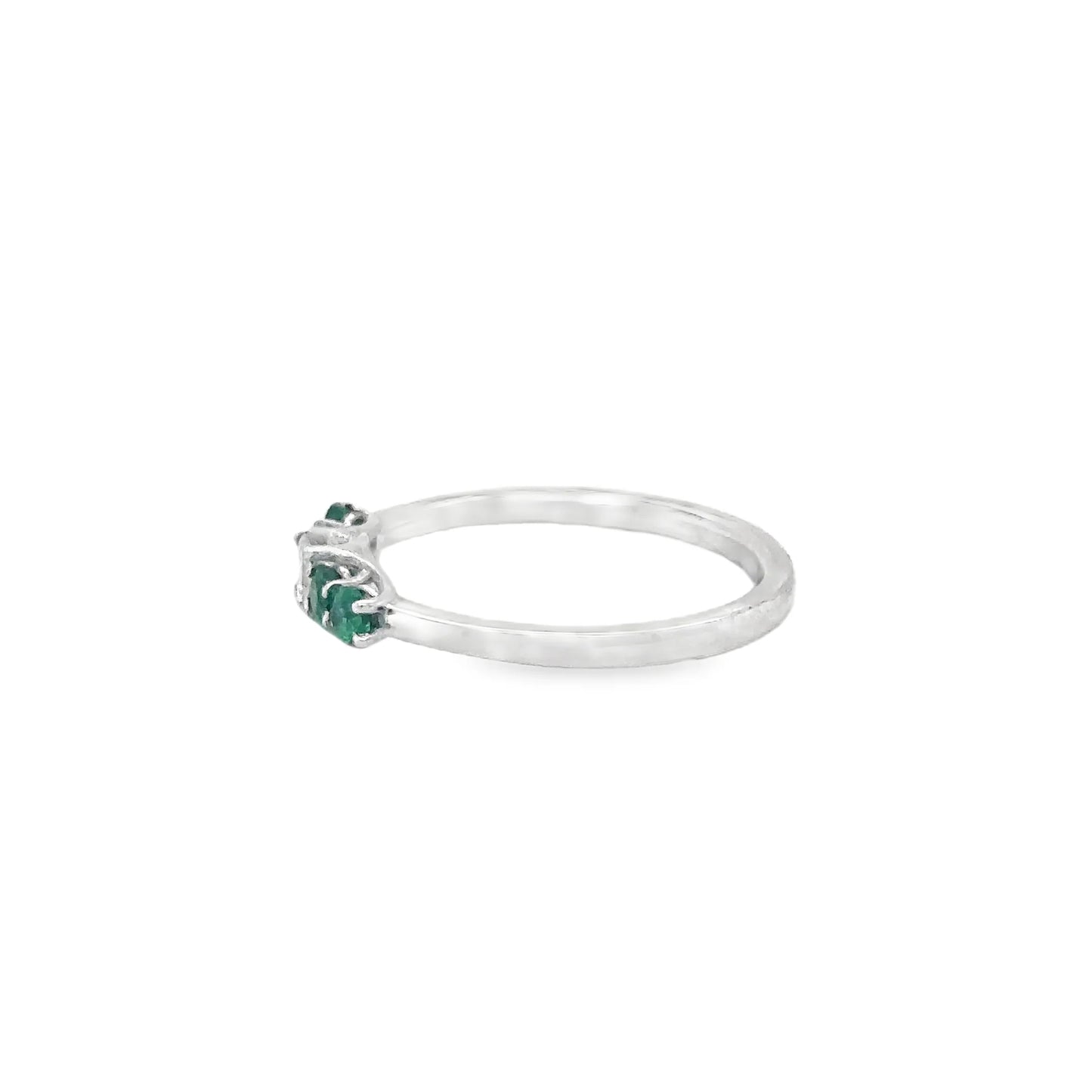 18KT WHITE GOLD EMERALD AND DIAMOND RING