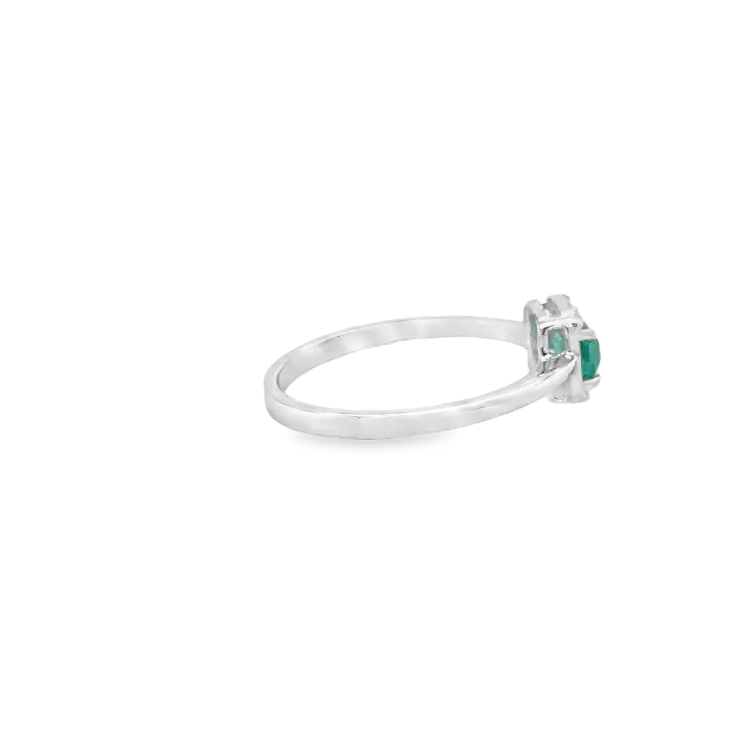 18KT WHITE GOLD EMERALD AND DIAMONDS RING