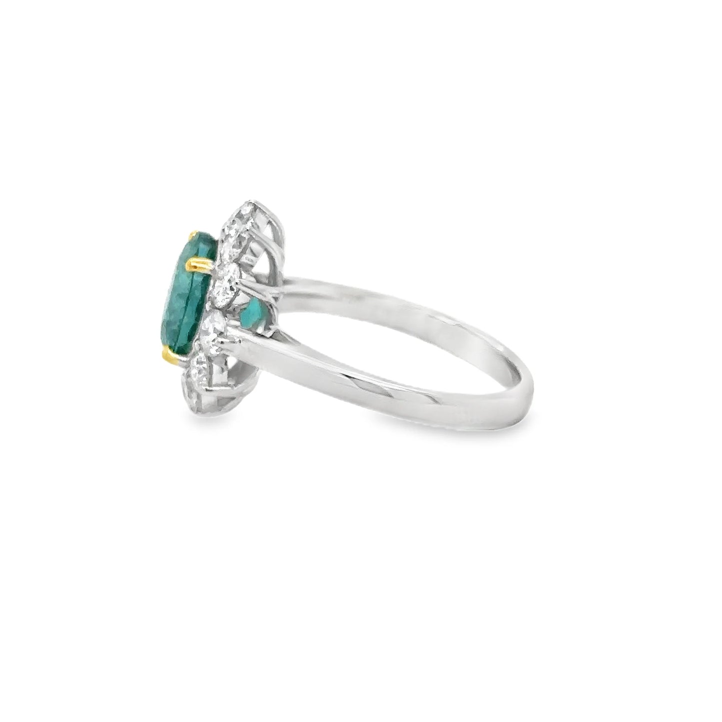 18KT WHITE GOLD EMERALD AND DIAMONDS RING