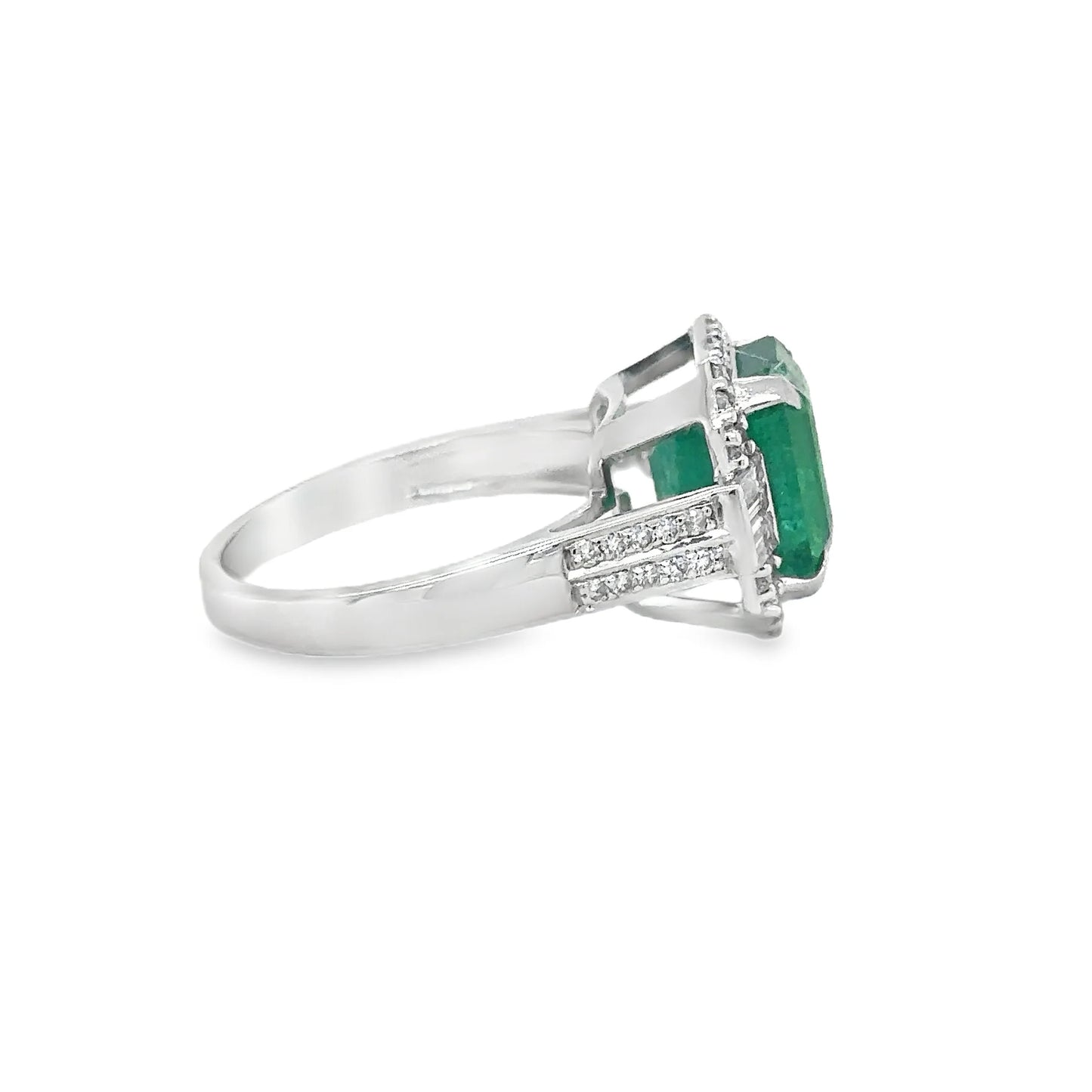 18KT WHITE GOLD EMERALD AND DIAMONDS RING