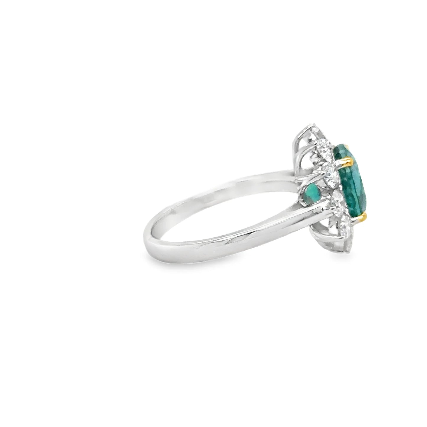 18KT WHITE GOLD EMERALD AND DIAMONDS RING