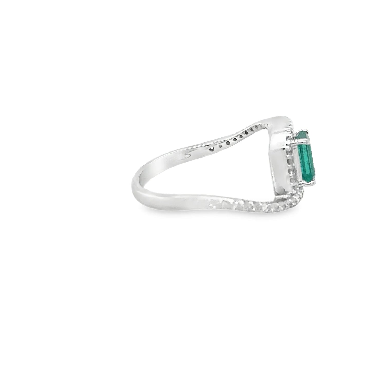 18KT WHITE GOLD EMERALD AND DIAMONDS RING
