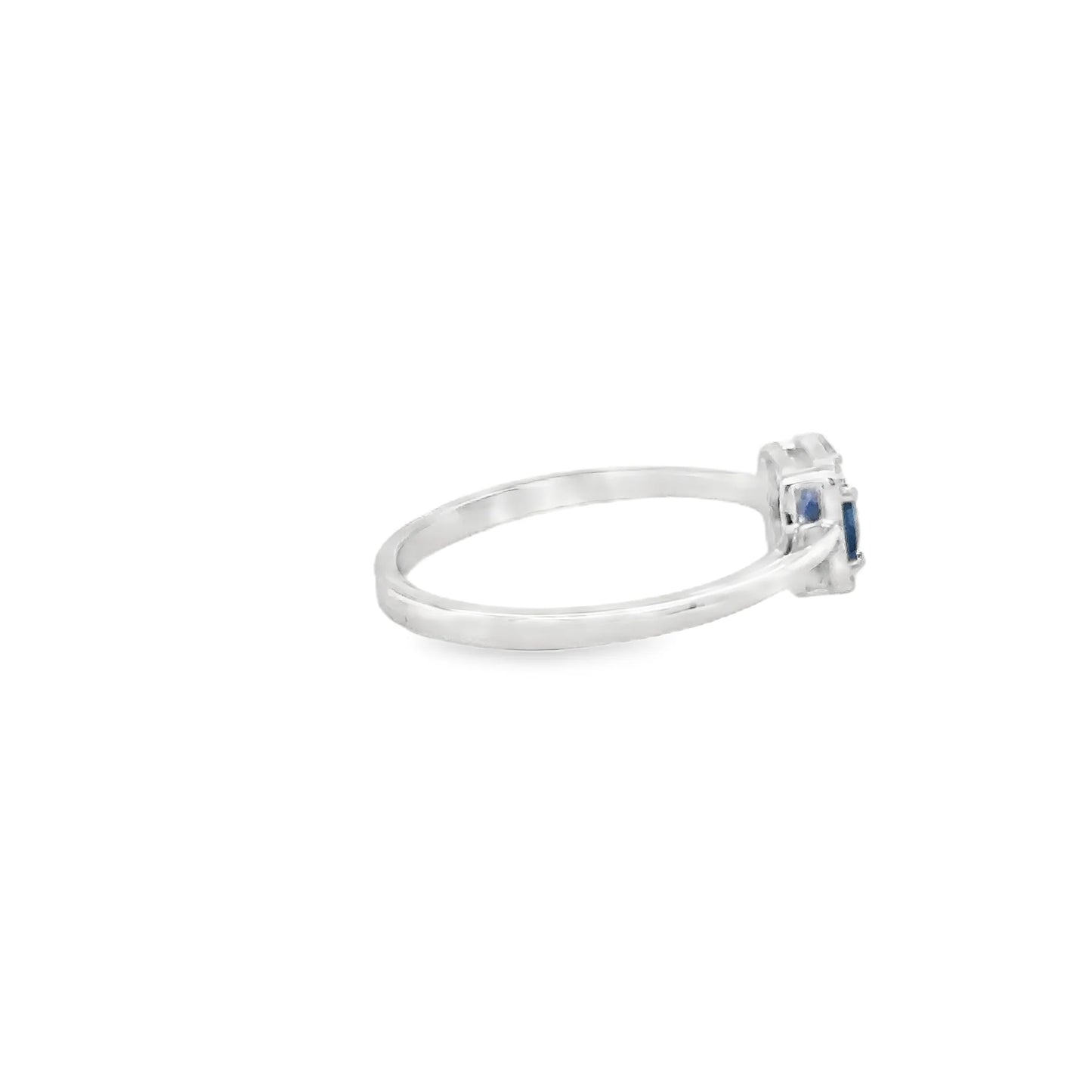18KT WHITE GOLD SAPPHIRE AND DIAMONDS RING