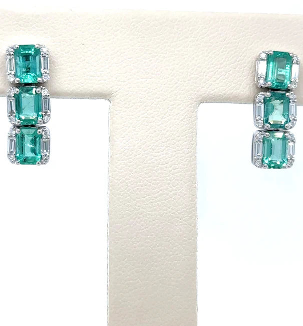 18KT WHITE GOLD EMERALD AND DIAMONDS EARRING