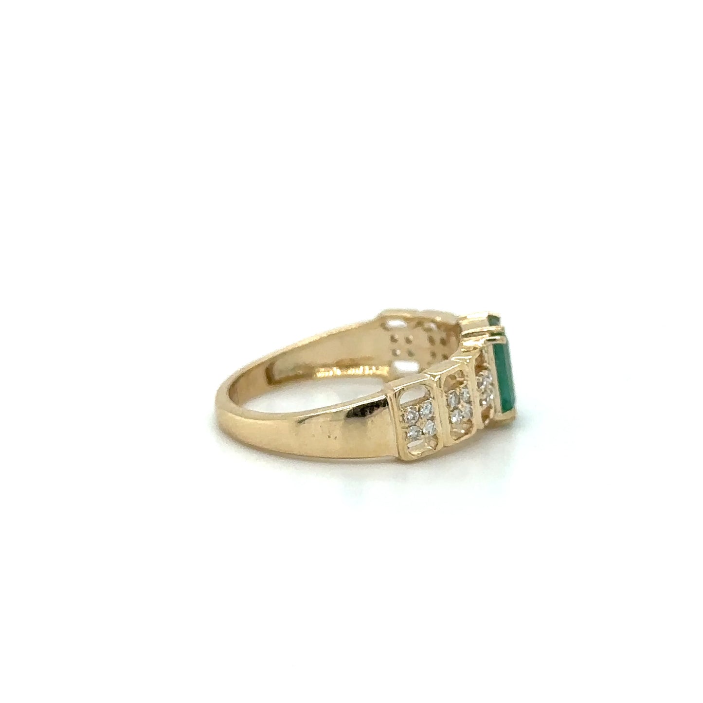 YELLOW GOLD RING WITH EMERALD AND DIAMONDS