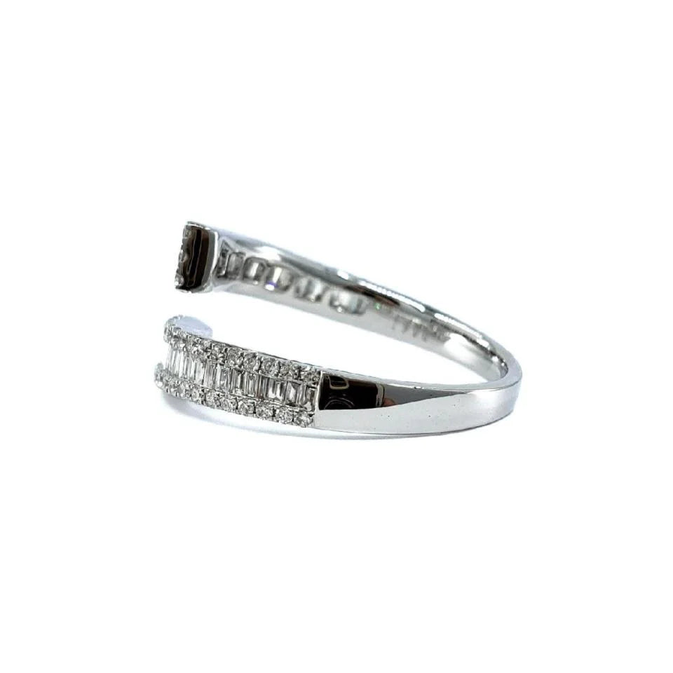 18KT WHITE GOLD DIAMOND RING