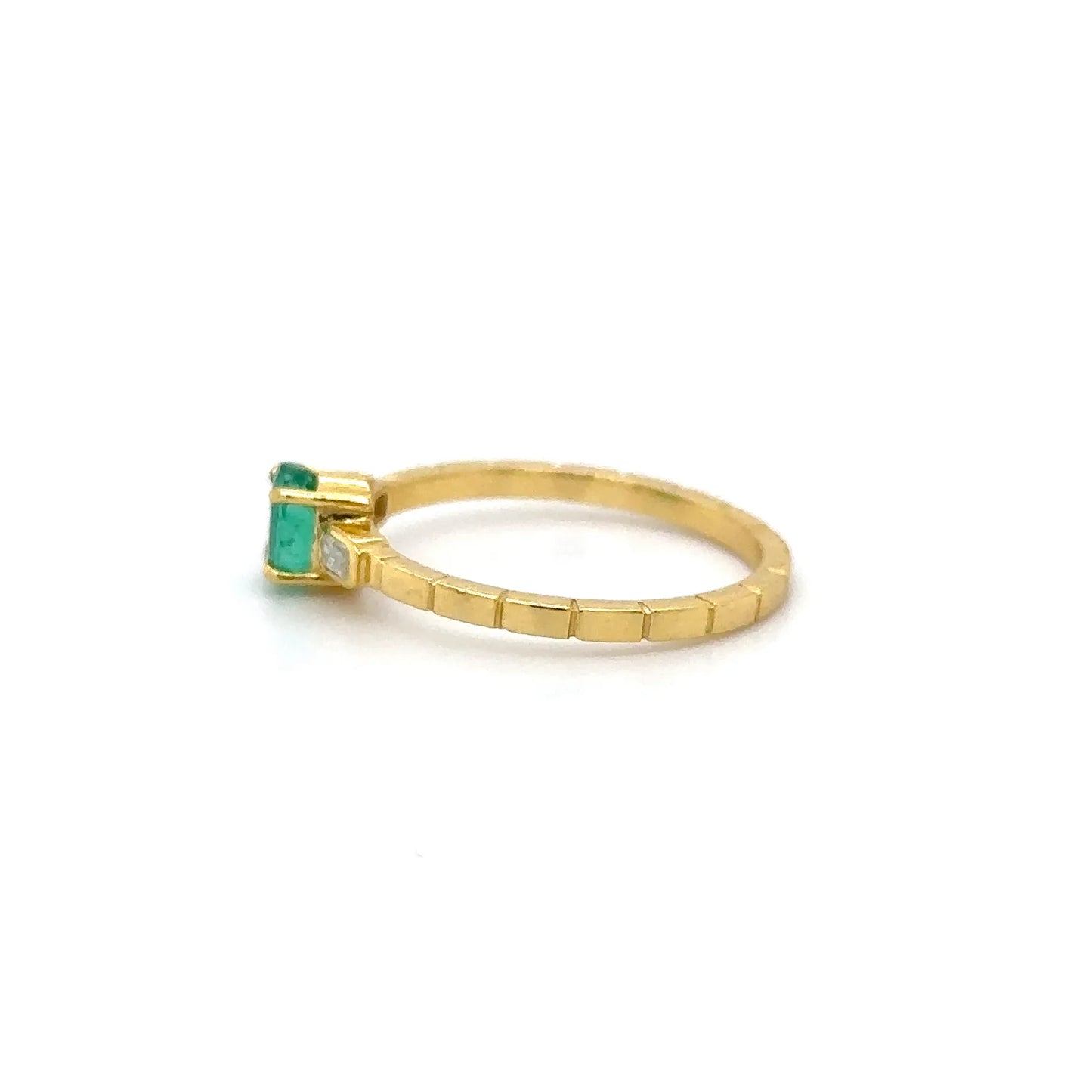 14KT YELLOW GOLD EMERALD AND DIAMONDS RING