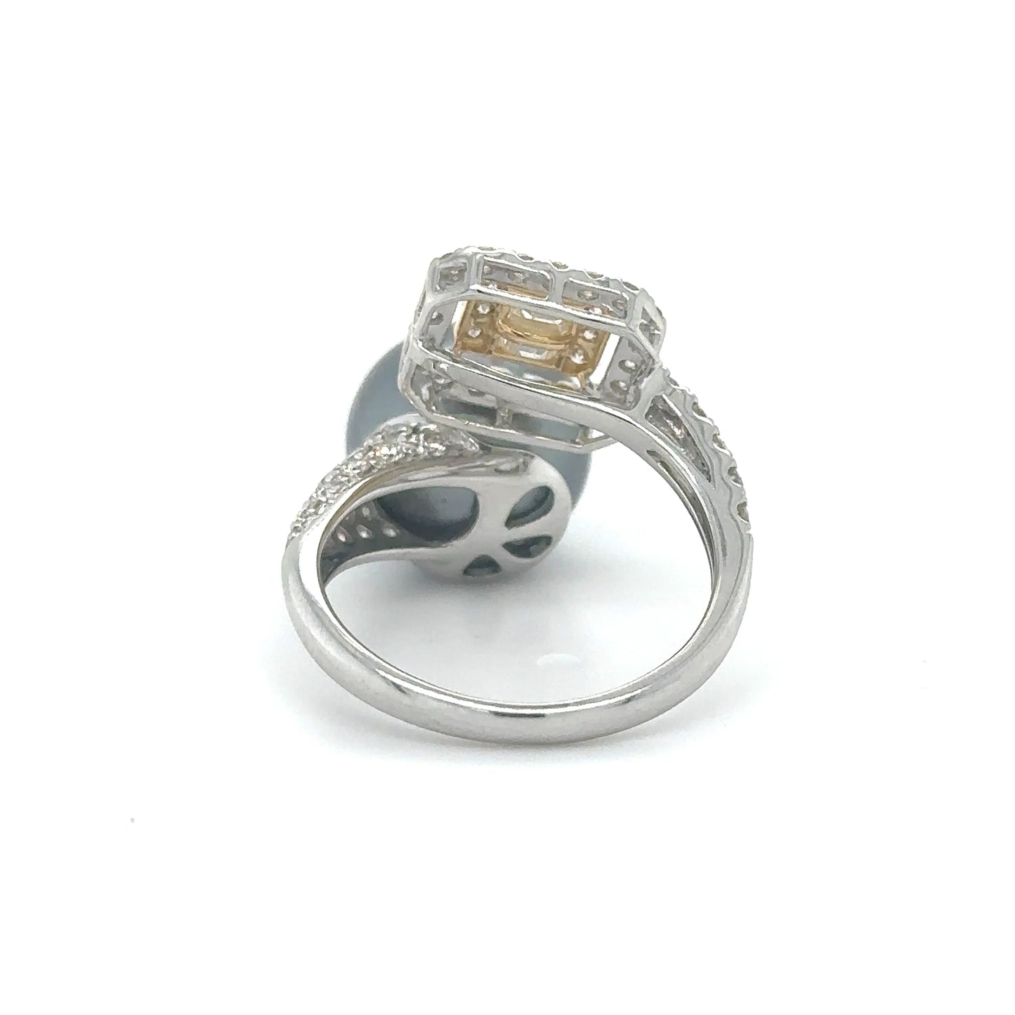 18KT WHITE GOLD PEARL AND DIAMOND RING