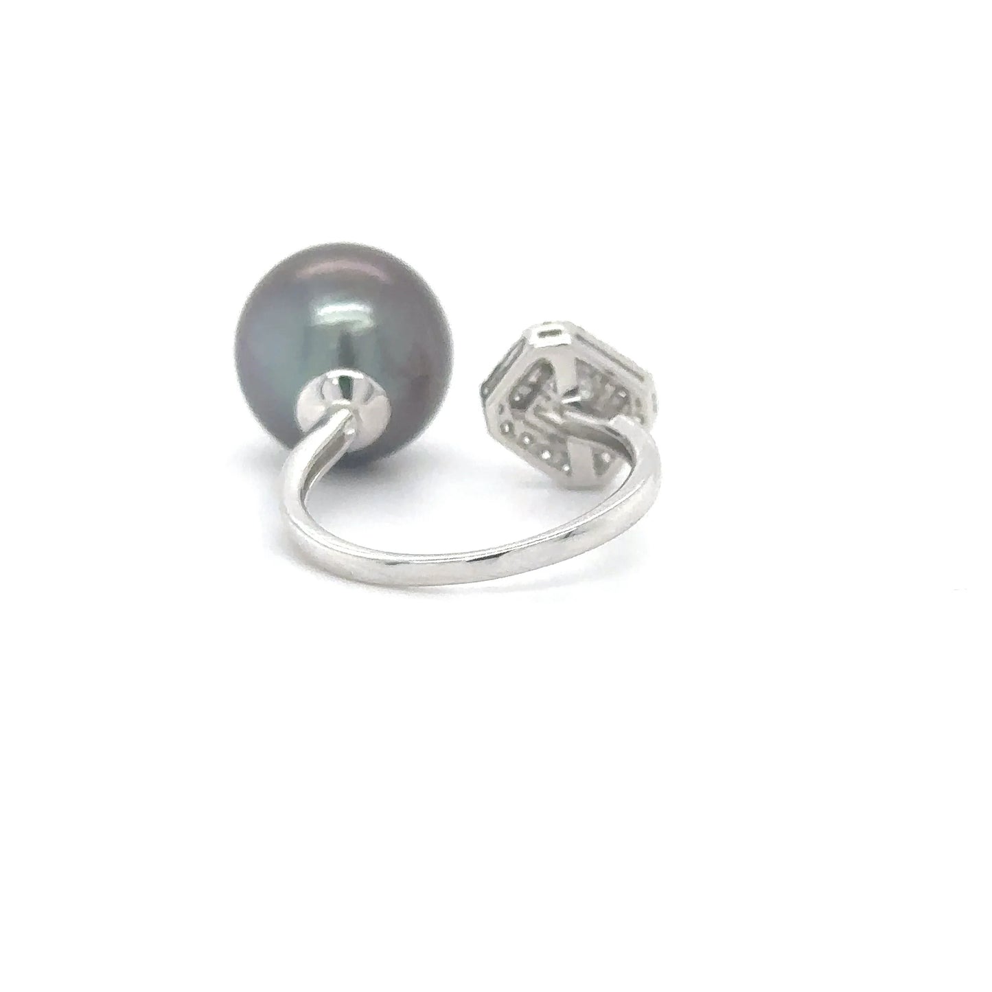18KT WHITE GOLD PEARL AND DIAMOND RING
