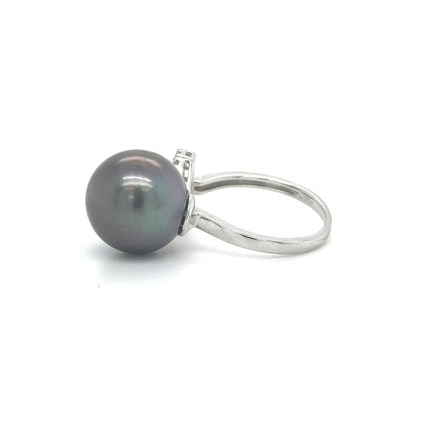 18KT WHITE GOLD PEARL AND DIAMOND RING