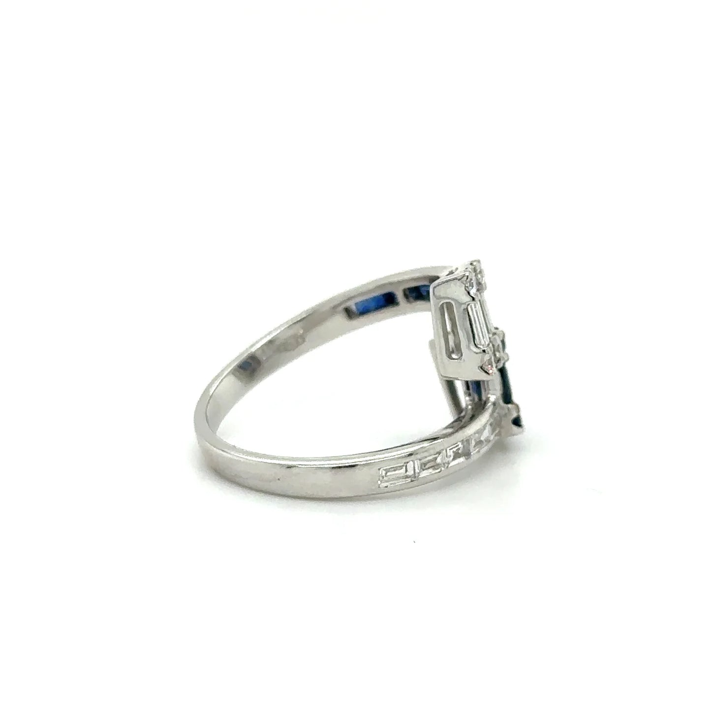 18KT WHITE GOLD SAPPHIRE DIAMOND RING