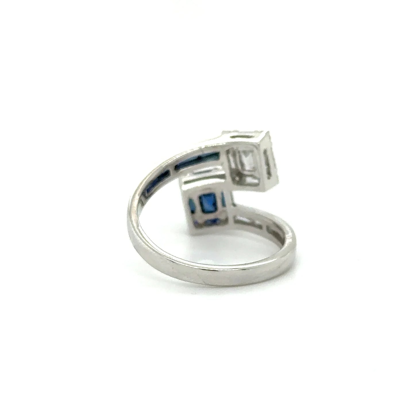 18KT WHITE GOLD SAPPHIRE DIAMOND RING