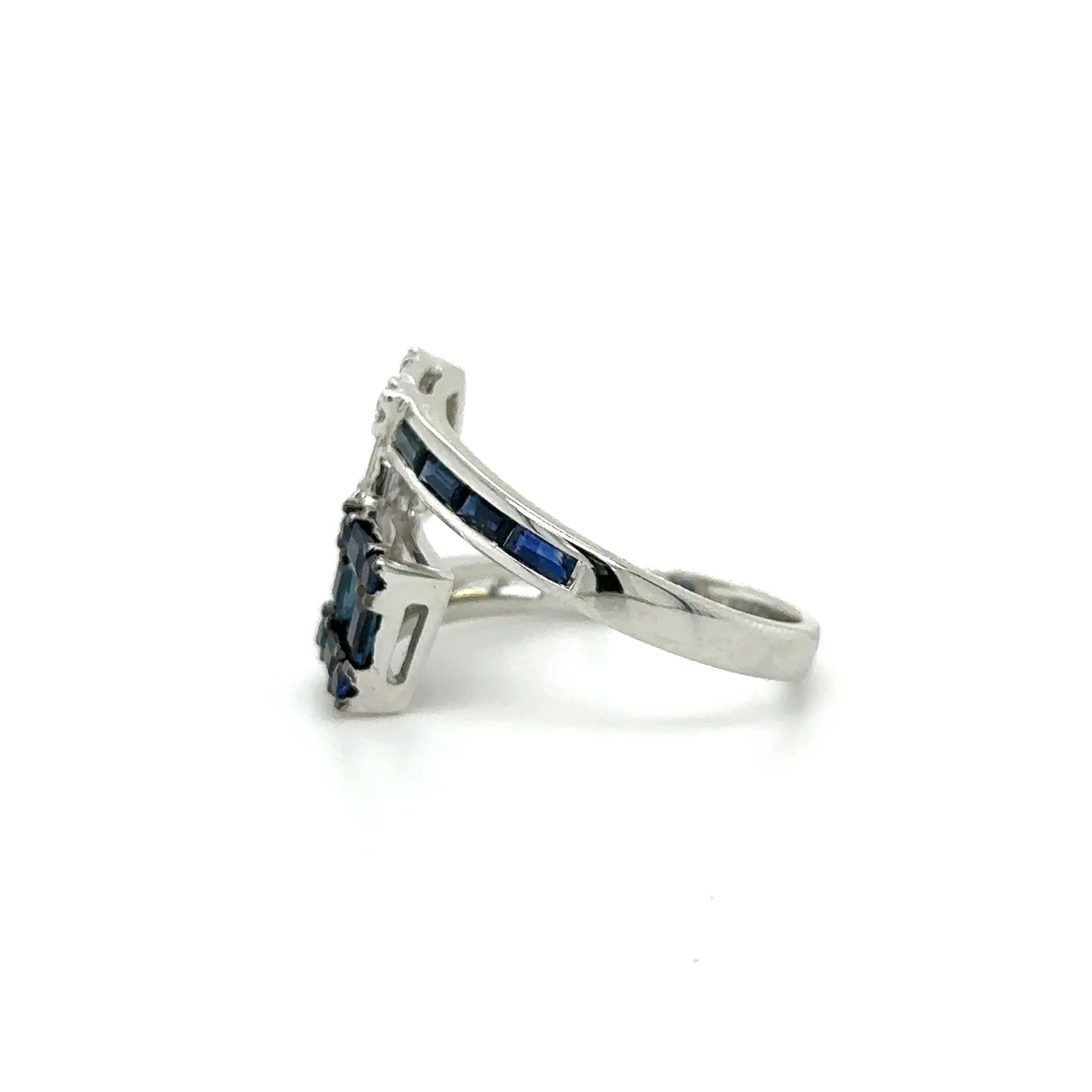 18KT WHITE GOLD SAPPHIRE DIAMOND RING