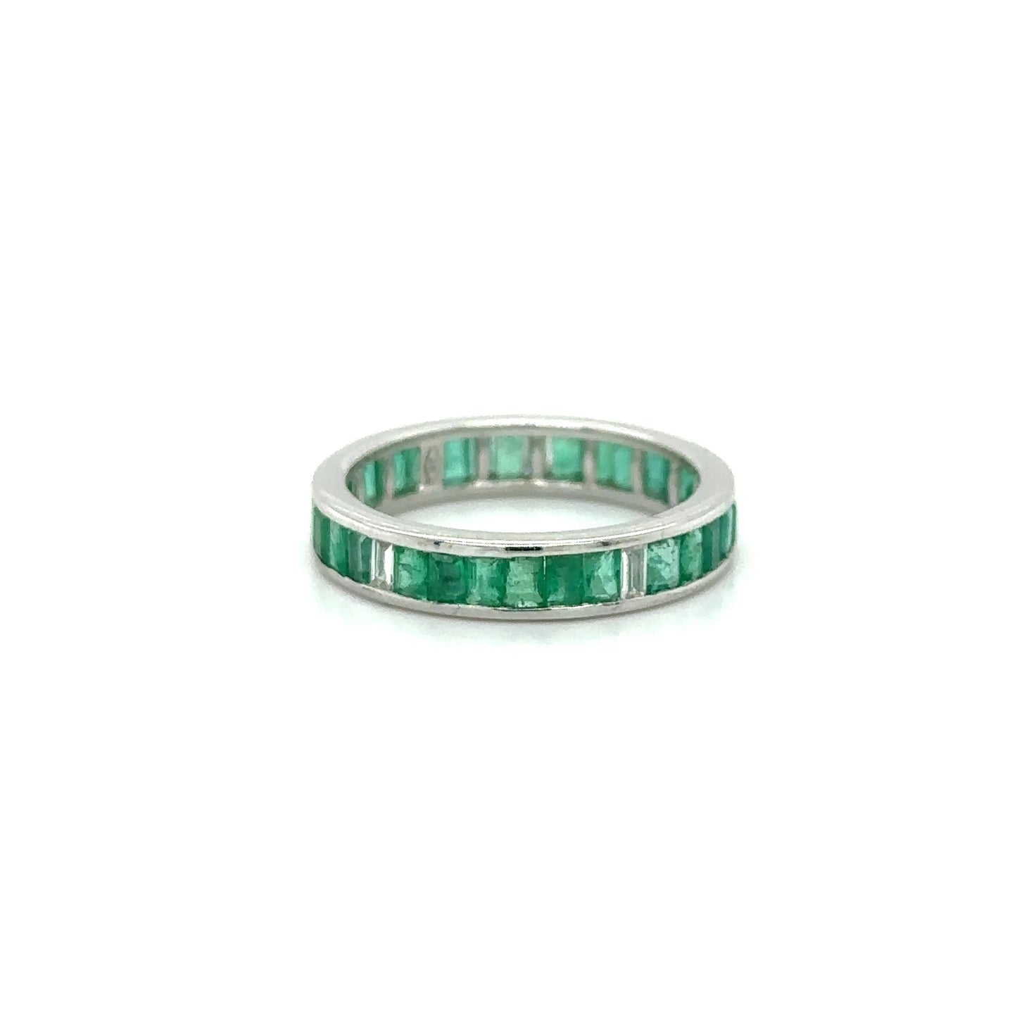 18KT WHITE GOLD EMERALD DIAMOND RING