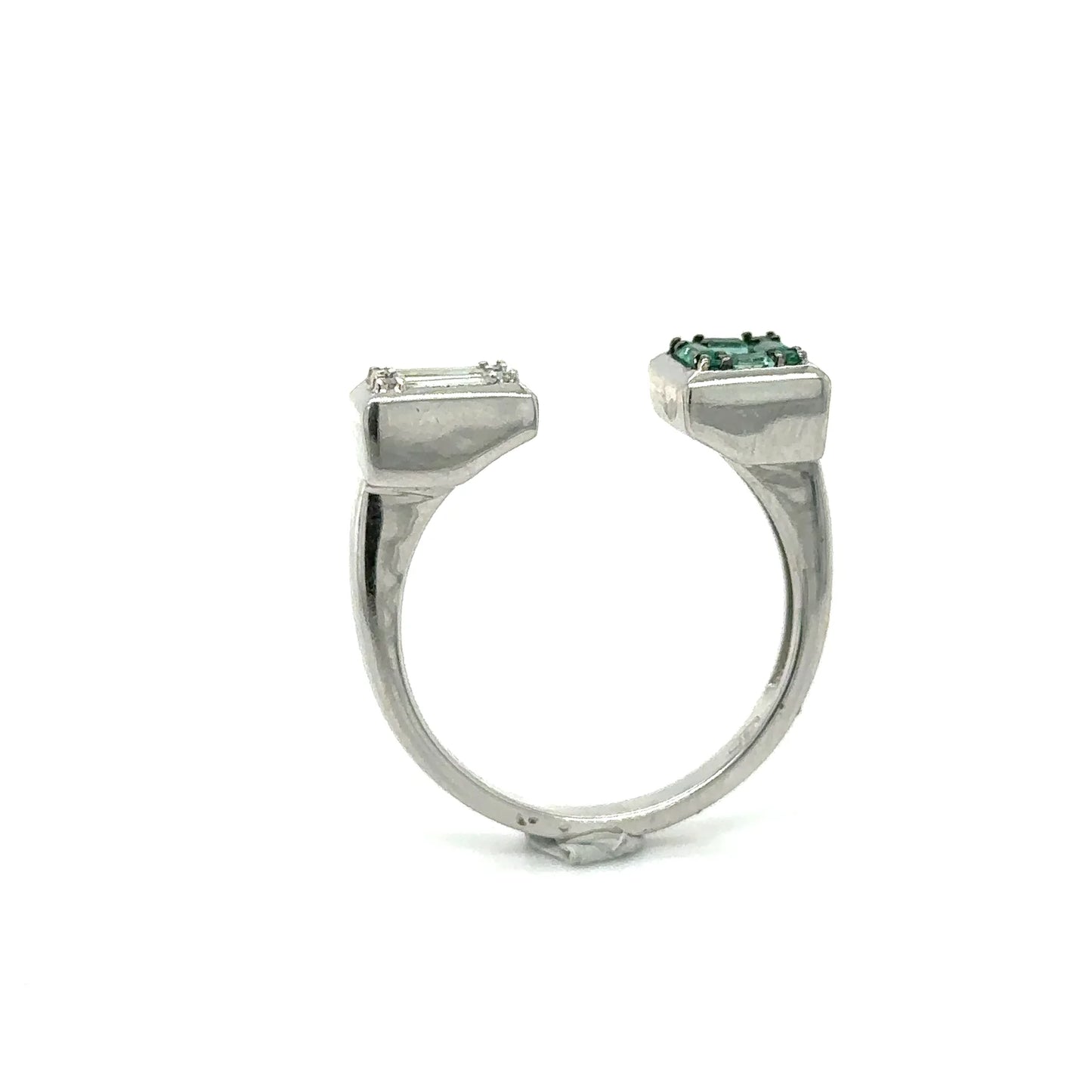 18KT WHITE GOLD EMERALD DIAMOND RING