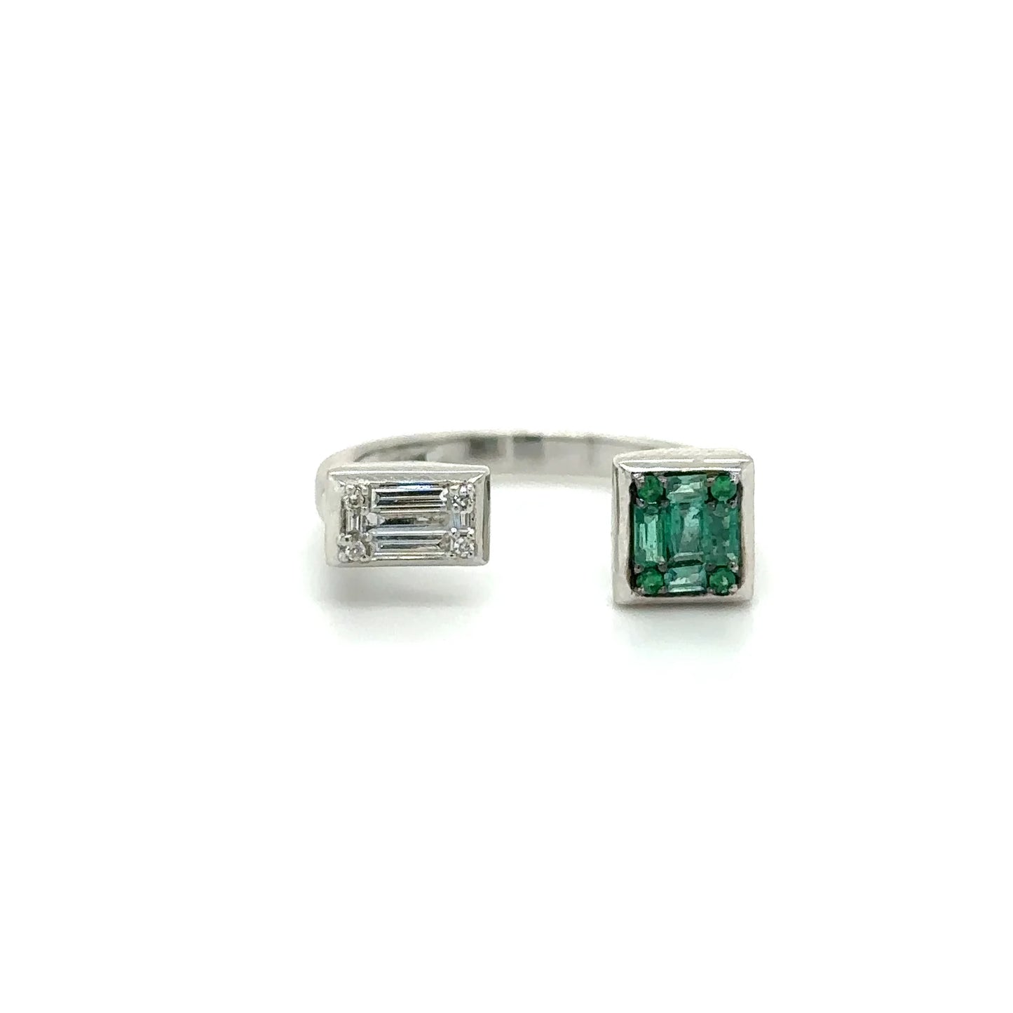 18KT WHITE GOLD EMERALD DIAMOND RING