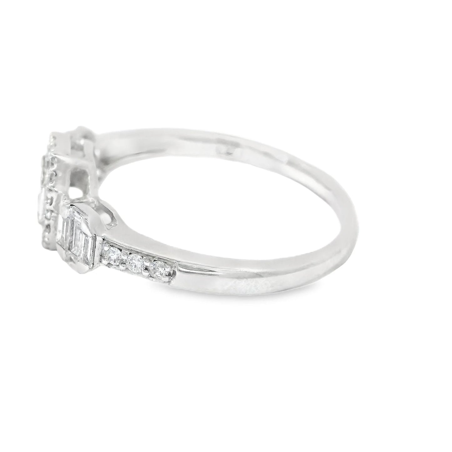 18KT WHITE GOLD DIAMOND RING