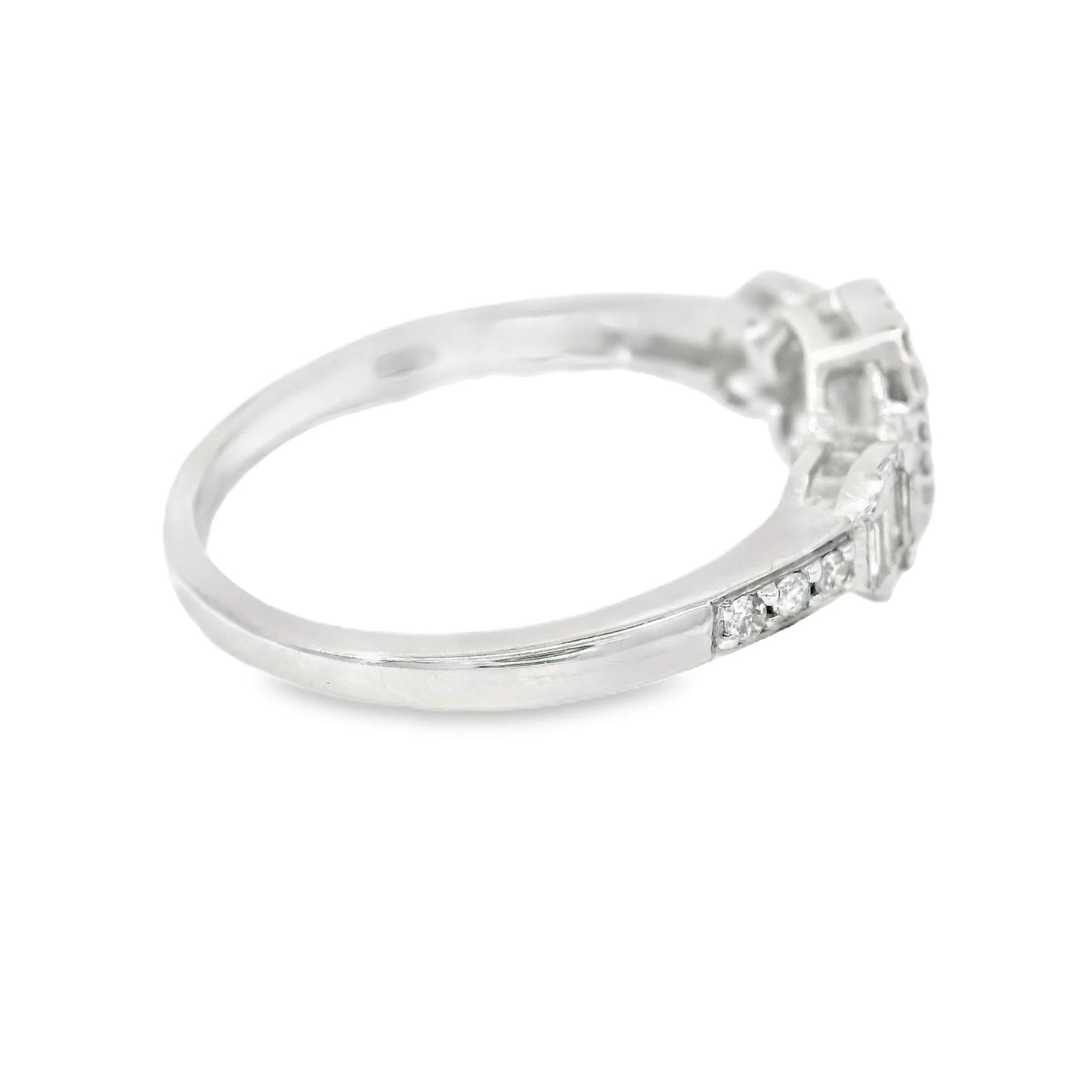 18KT WHITE GOLD DIAMOND RING