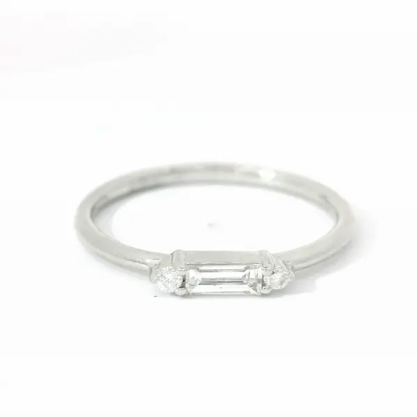 18KT WHITE GOLD DIAMOND RING