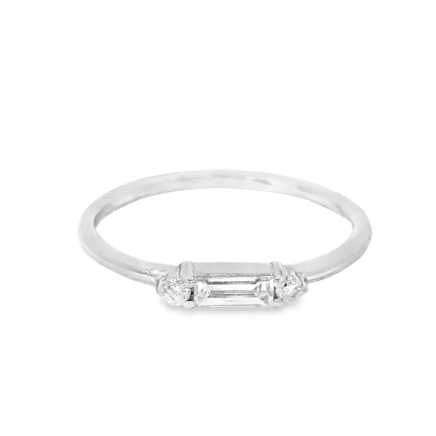 18KT WHITE GOLD DIAMOND RING