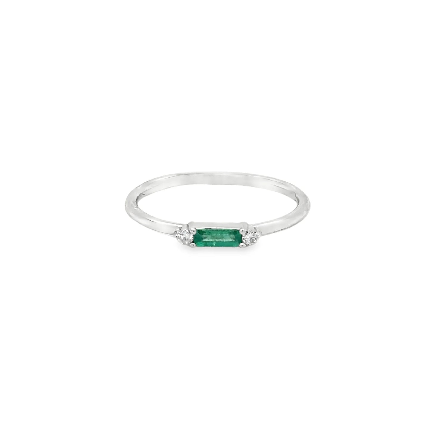 18KT WHITE GOLD EMERALD AND DIAMOND RING