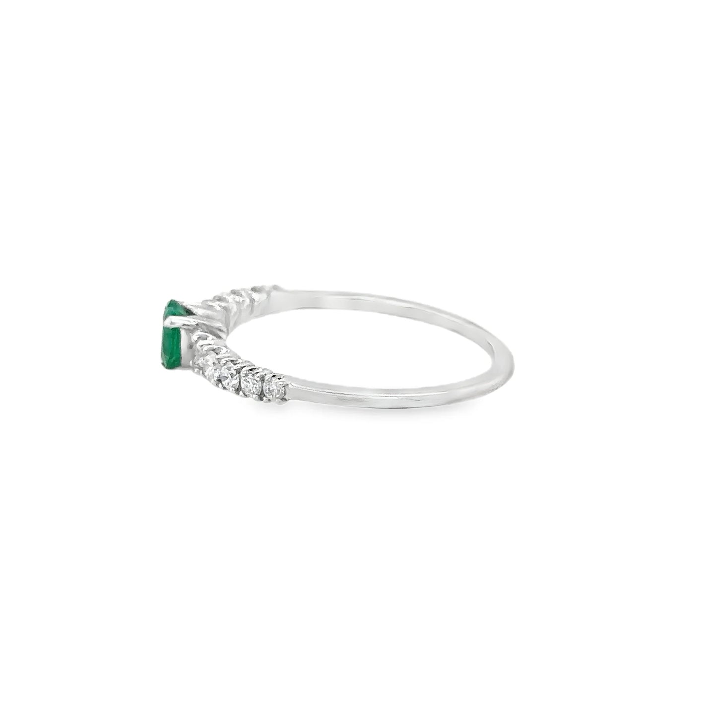 18KT WHITE GOLD HEART EMERALD AND DIAMONDS RING