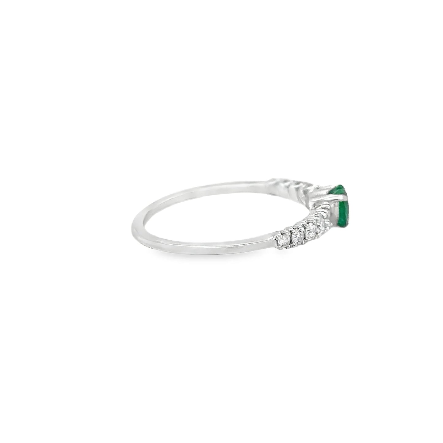 18KT WHITE GOLD HEART EMERALD AND DIAMONDS RING