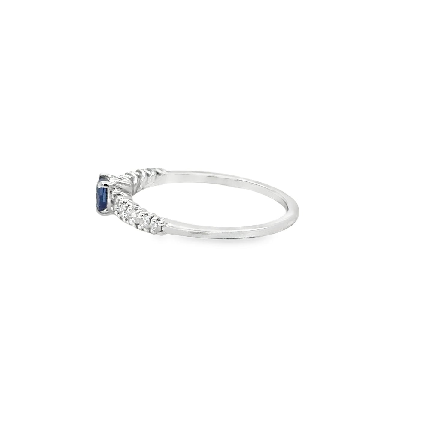 18KT WHITE GOLD HEART BLUE SAPPHIRE AND DIAMONDS RING