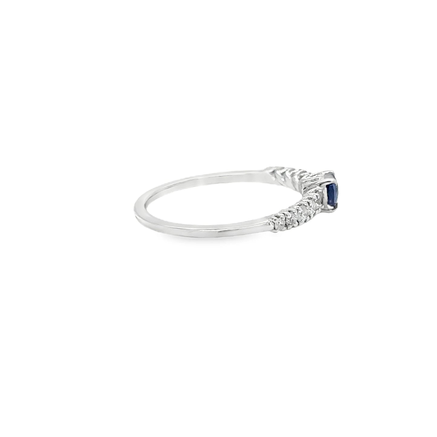 18KT WHITE GOLD HEART BLUE SAPPHIRE AND DIAMONDS RING