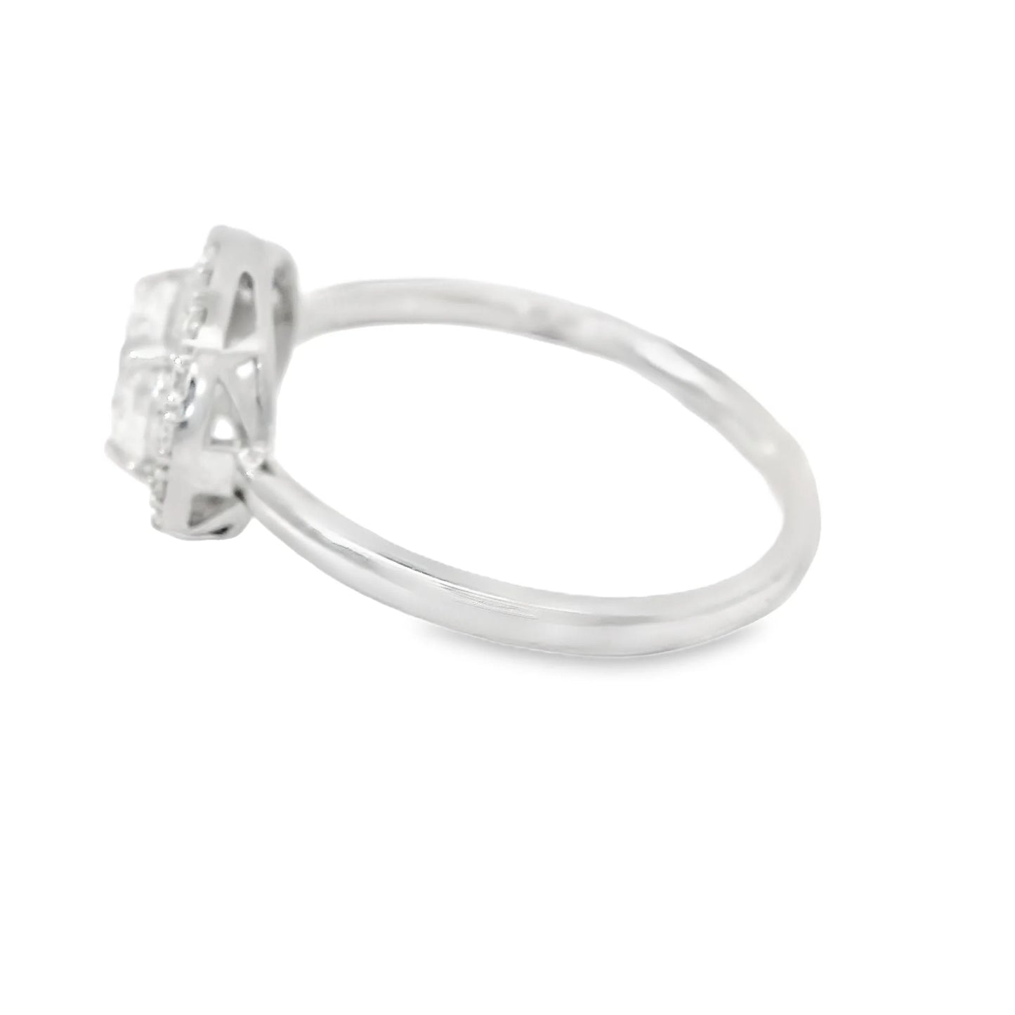 18KT WHITE GOLD DIAMOND RING