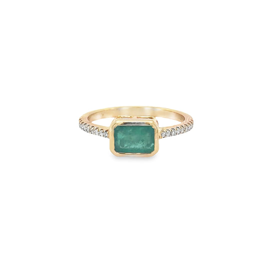 14KT YELLOW GOLD EMERALD AND DIAMONDS RING
