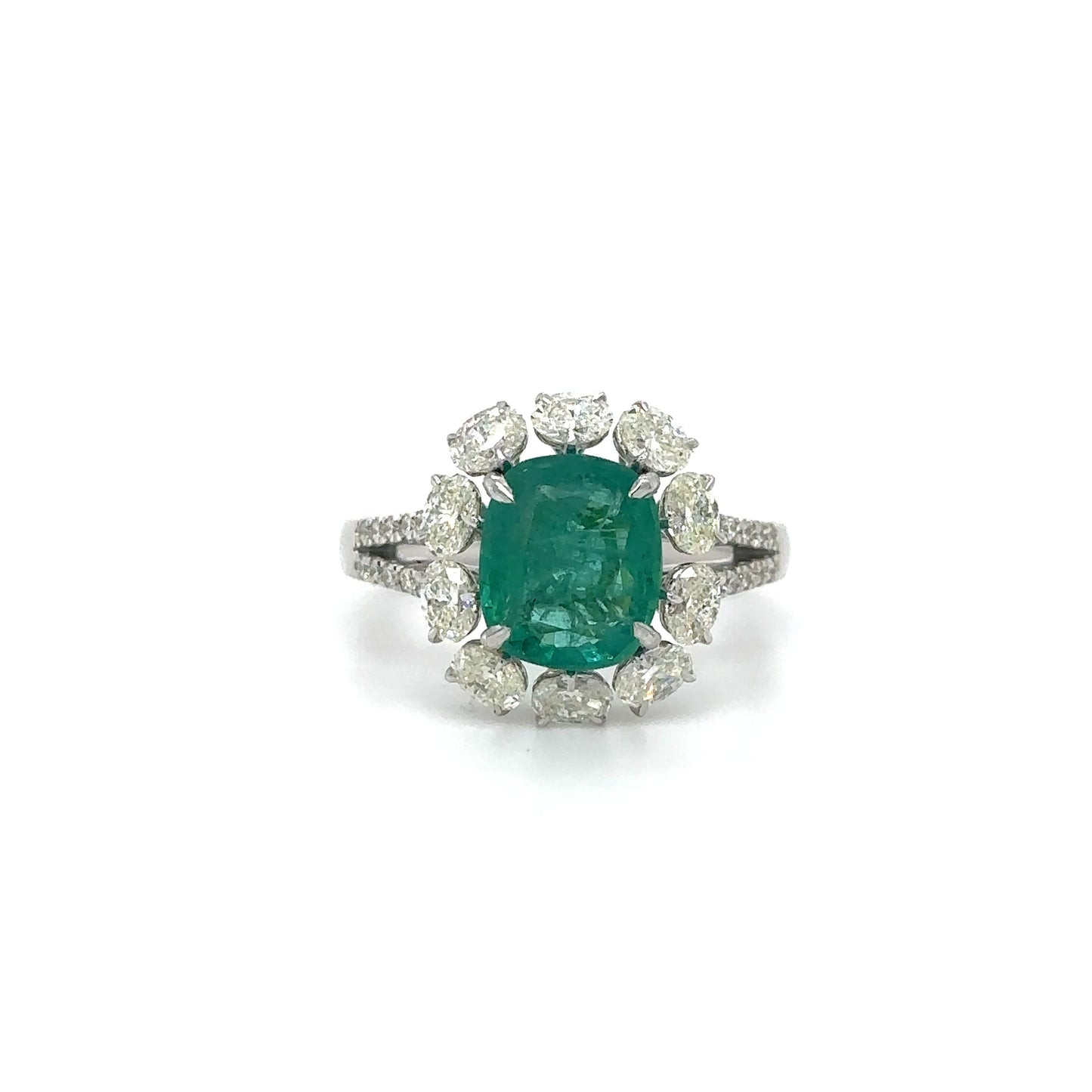 18KT WHITE GOLD EMERALD AND DIAMOND RING