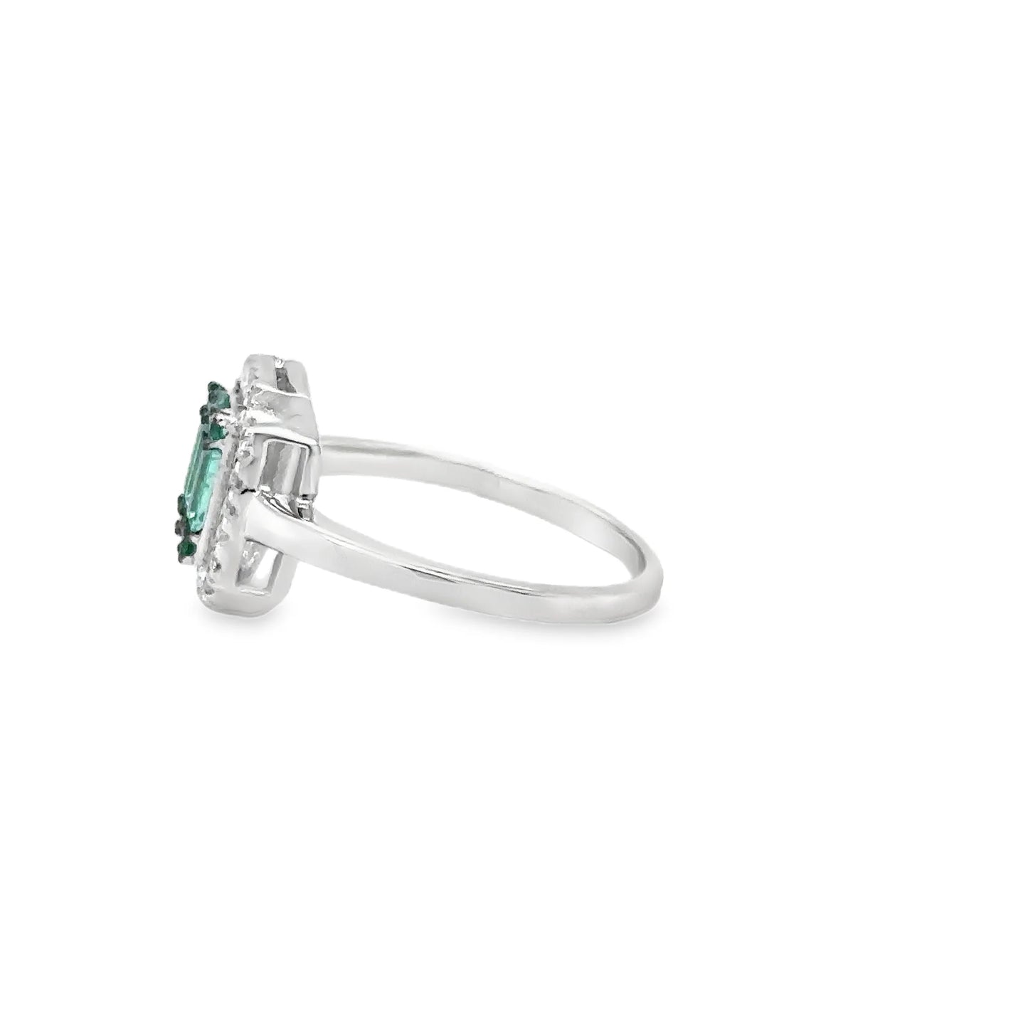 18KT WHITE GOLD EMERALD AND DIAMONDS RING