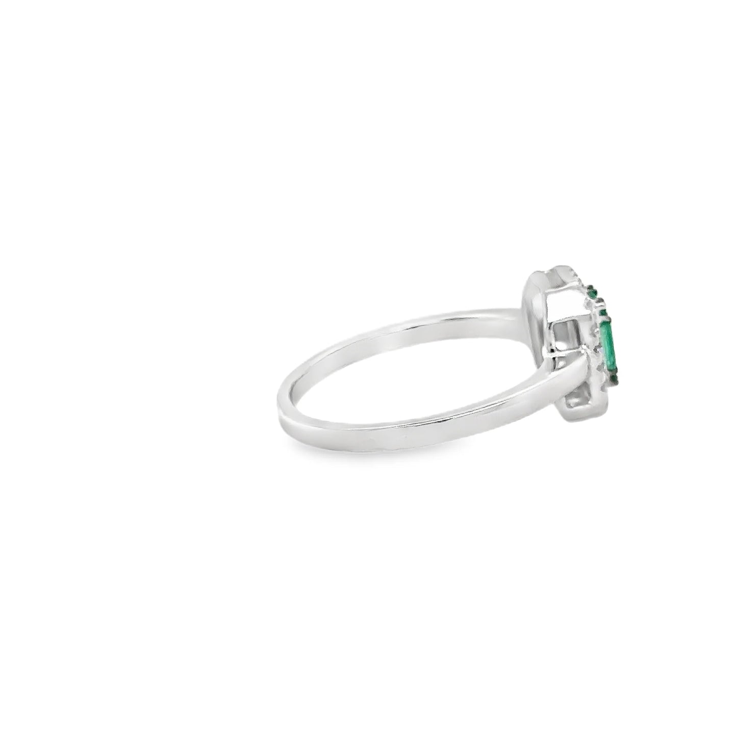 18KT WHITE GOLD EMERALD AND DIAMONDS RING