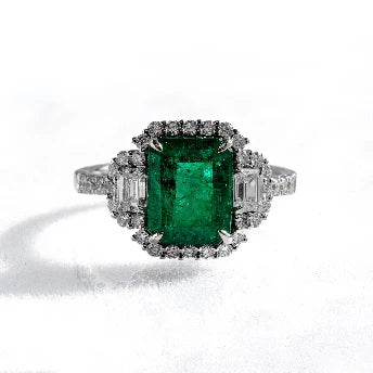 18KT WHITE GOLD EMERALD AND DIAMONDS RING