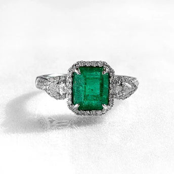18KT WHITE GOLD EMERALD AND DIAMONDS RING