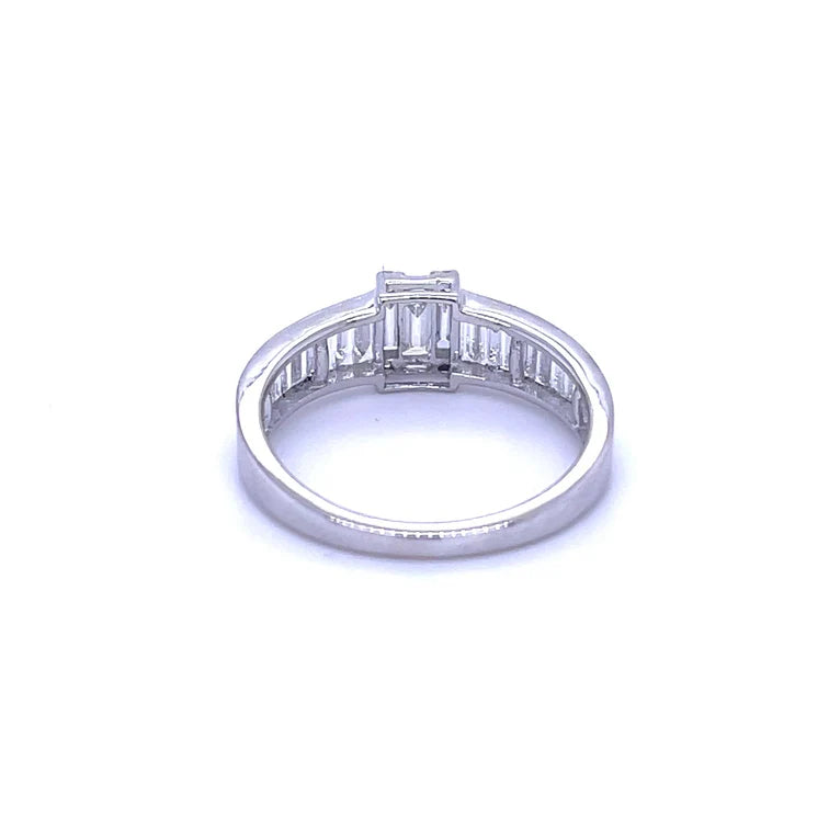 18KT WHITE GOLD WITH DIAMOND RING