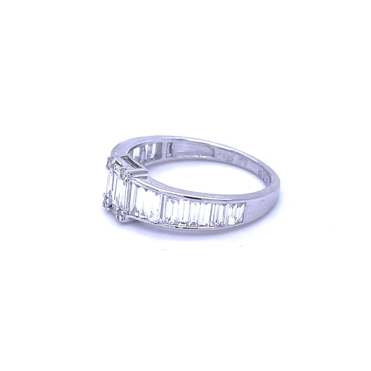 18KT WHITE GOLD WITH DIAMOND RING