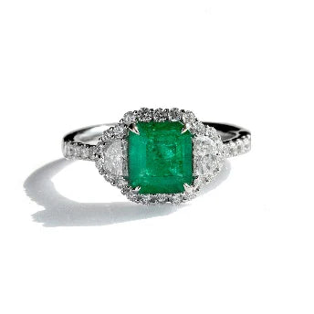 18KT WHITE GOLD EMERALD AND DIAMONDS RING