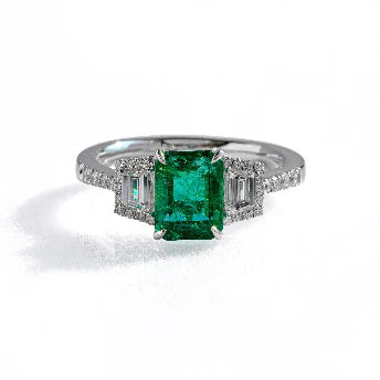 18KT WHITE GOLD EMERALD AND DIAMONDS RING